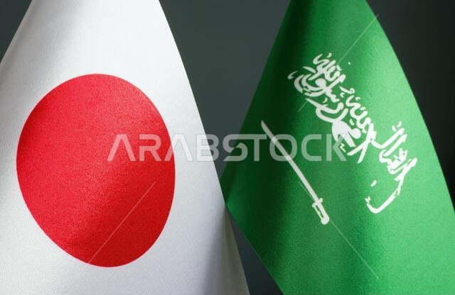 أعلام صغيرة لليابان والمملكة العربية السعودية.