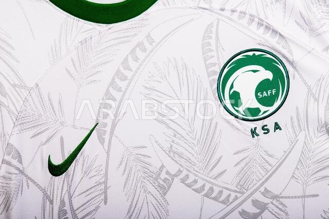 صورة مقرّبة لشعار المنتخب الوطني لكرة القدم على الطقم الأساسي. كأس العالم FIFA قطر 2022.