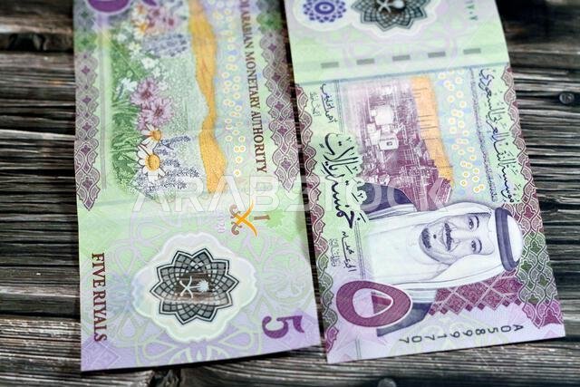 ورقة نقدية جديدة من البوليمر فئة 5 ريالات سعودية، إصدار 1441 هـ، تحمل صورة مصفاة شيبة النفطية في الربع الخالي، والملك سلمان بن عبد العزيز آل سعود.