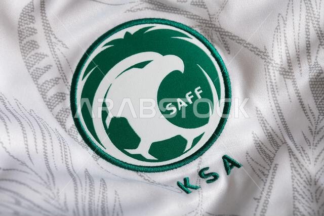 صورة مقرّبة لشعار المنتخب الوطني لكرة القدم على الطقم الأساسي. كأس العالم FIFA قطر 2022.
