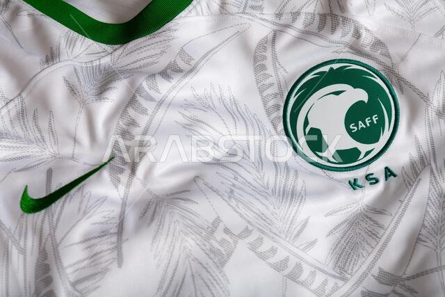 صورة مقرّبة لشعار المنتخب الوطني لكرة القدم على الطقم الأساسي. كأس العالم FIFA قطر 2022.
