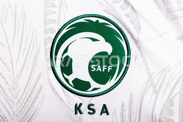 صورة مقرّبة لشعار المنتخب الوطني لكرة القدم على الطقم الأساسي. كأس العالم FIFA قطر 2022.