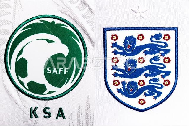 صورة مقرّبة لشعار المنتخب الوطني لكرة القدم على الطقم الأساسي. كأس العالم FIFA قطر 2022.