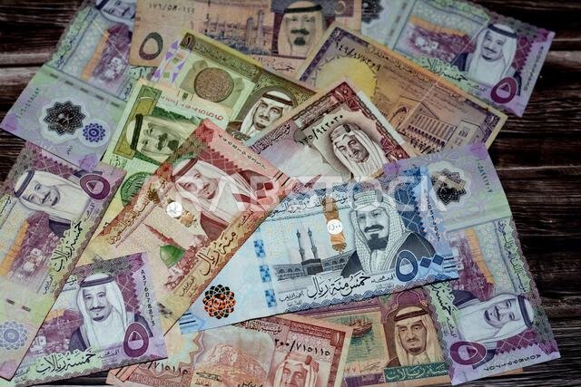 تضم مجموعة العملات الورقية من الريال السعودي، والتي تعود إلى فترات زمنية وقيم مختلفة، صورًا لملوك آل سعود، مع تركيز انتقائي على...