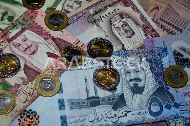 تضم مجموعة العملات الورقية والمعدنية من الريال السعودي، والتي تعود إلى فترات زمنية وقيم مختلفة، صورًا لملوك آل سعود، وهي عملات قديمة. تضم مجموعة العملات الورقية والمعدنية من الريال السعودي، والتي تعود إلى فترات زمنية وقيم مختلفة، صورًا لملوك آل سعود، وهي عملات قديمة.
