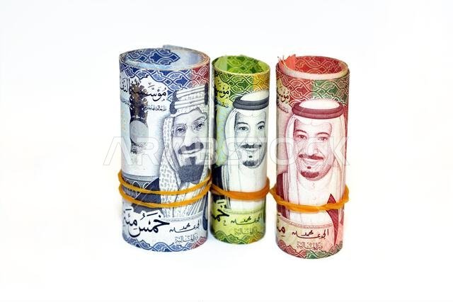لفائف من الأوراق النقدية، تحتوي كل لفة على 500 ورقة نقدية من فئة 500 ريال سعودي، و100 ورقة نقدية من فئة 100 ريال، و50 ورقة نقدية من فئة 50 ريال، ملفوفة بشريط مطاطي.