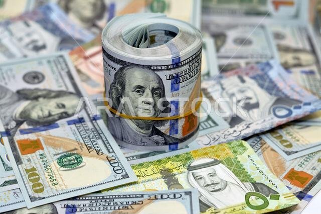 الأوراق النقدية السعودية من فئة الريال السعودي هي 500 ريال، و100 ريال، و50 ريال، بينما الأوراق النقدية الأمريكية من فئة 100 دولار هي مائة دولار.