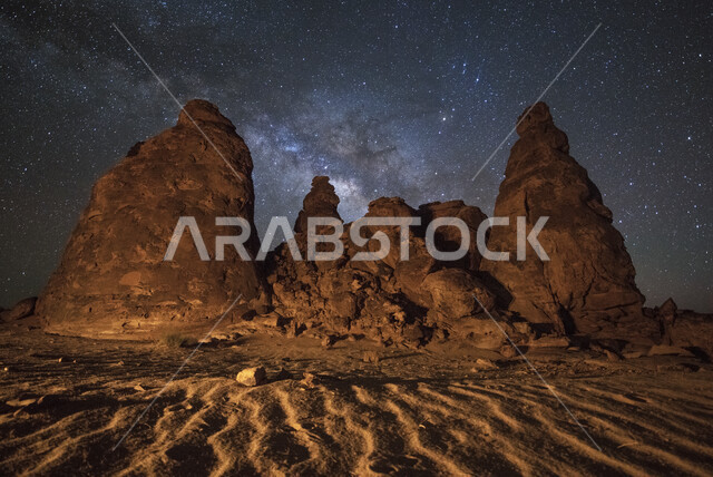 صورة ابداعية لجبال الغراميل في مدينة العلا بالمملكة العربية السعودية ليلا، المعالم التاريخية الأثرية السياحية، جمال الطبيعة الصحراوية، التكوينات والتشكيلات الصخرية في محافظة العلا، جبال الغراميل، السياحة في السعودية