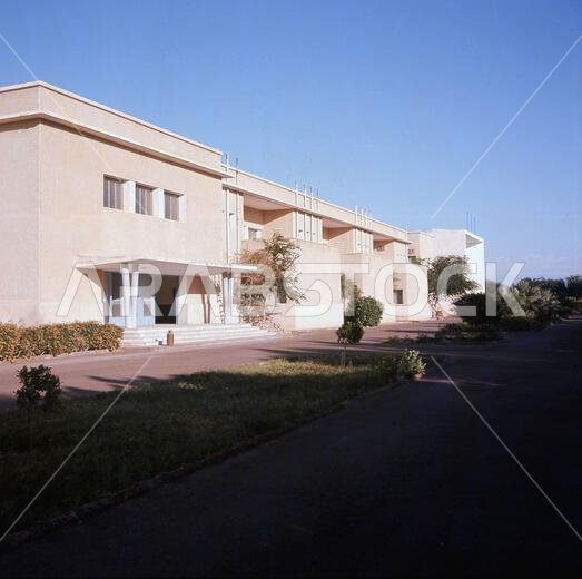 صورة تاريخية من عام ١٩٦٤، تُظهر الواجهة الخارجية لمبنى مدرسة الثاغر النموذجية المكون من طابقين في جدة، المملكة العربية السعودية، وهي مؤسسة تعليمية للبنين فقط، تُدرّس المرحلتين الابتدائية والثانوية. تأسست المدرسة في الأصل في الطائف في أوائل الخمسينيات من القرن الماضي على يد الملك فيصل بن عبد العزيز آل سعود. وفي عام ١٩٦٤، بنى الملك فيصل حرمًا جامعيًا واسعًا للمدرسة في جدة، كما هو موضح في الصورة، والتي أصبحت فيما بعد المدرسة الأكثر شهرة في المدينة. وكان أسامة بن لادن، الإرهابي الإسلامي المولود في ا صورة تاريخية من عام ١٩٦٤، تُظهر الواجهة الخارجية لمبنى مدرسة الثاغر النموذجية المكون من طابقين في جدة، المملكة العربية السعودية، وهي مؤسسة تعليمية للبنين فقط، تُدرّس المرحلتين الابتدائية والثانوية. تأسست المدرسة في الأصل في الطائف في أوائل الخمسينيات من القرن الماضي على يد الملك فيصل بن عبد العزيز آل سعود. وفي عام ١٩٦٤، بنى الملك فيصل حرمًا جامعيًا واسعًا للمدرسة في جدة، كما هو موضح في الصورة، والتي أصبحت فيما بعد المدرسة الأكثر شهرة في المدينة. وكان أسامة بن لادن، الإرهابي الإسلامي المولود في ا