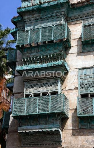 شرفات خشبية خضراء نموذجية تم ترميمها في البلد، جدة، المملكة العربية السعودية.
