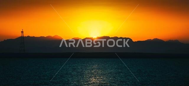غروب الشمس فوق البحر. غروب الشمس فوق البحر.