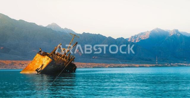 شاطئ حطام سفينة في الصباح.