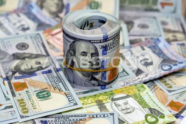 الأوراق النقدية السعودية من فئة الريال السعودي هي 500 ريال، و100 ريال، و50 ريال، بينما الأوراق النقدية الأمريكية من فئة 100 دولار هي مائة دولار.