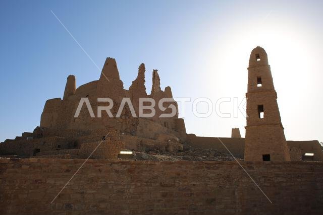 مسجد عمر بن الخطاب هو مسجد تاريخي يقع في دومة الجندل شمال المملكة العربية السعودية تحت سماء زرقاء. مسجد عمر بن الخطاب هو مسجد تاريخي يقع في دومة الجندل شمال المملكة العربية السعودية تحت سماء زرقاء.