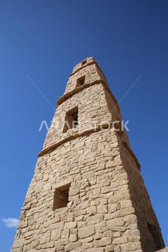مسجد عمر بن الخطاب هو مسجد تاريخي يقع في دومة الجندل شمال المملكة العربية السعودية تحت سماء زرقاء.