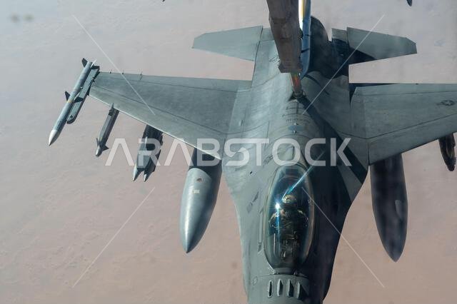 تتلقى طائرة مقاتلة من طراز إف-16 فايتينغ فالكون، تابعة للسرب المقاتل الاستكشافي 79، دعمًا بالتزود بالوقود جوًا من طائرة كي سي-10 إكستندر تابعة للسرب الاستكشافي 908 للتزود بالوقود جوًا، فوق منطقة مسؤولية القيادة المركزية الأمريكية، في 31 أغسطس/آب 2022. وتتمثل مهمة القوات الجوية التاسعة (القوات الجوية المركزية) في تنفيذ حملة متكاملة بالتعاون مع دول إقليمية ودول التحالف لردع المعتدين الإقليميين والمنافسين العالميين، وهزيمتهم عند الضرورة. (صورة من سلاح الجو الأمريكي، بعدسة ستاف) تتلقى طائرة مقاتلة من طراز إف-16 فايتينغ فالكون، تابعة للسرب المقاتل الاستكشافي 79، دعمًا بالتزود بالوقود جوًا من طائرة كي سي-10 إكستندر تابعة للسرب الاستكشافي 908 للتزود بالوقود جوًا، فوق منطقة مسؤولية القيادة المركزية الأمريكية، في 31 أغسطس/آب 2022. وتتمثل مهمة القوات الجوية التاسعة (القوات الجوية المركزية) في تنفيذ حملة متكاملة بالتعاون مع دول إقليمية ودول التحالف لردع المعتدين الإقليميين والمنافسين العالميين، وهزيمتهم عند الضرورة. (صورة من سلاح الجو الأمريكي، بعدسة ستاف)
