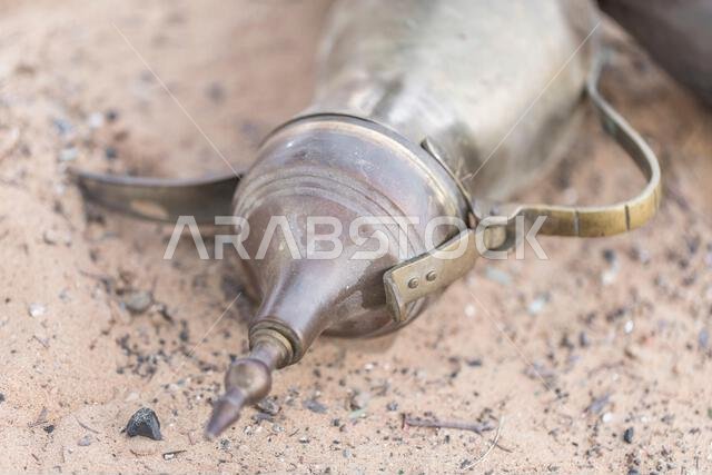 إبريق قهوة تقليدي من الدلة على صحراء رملية