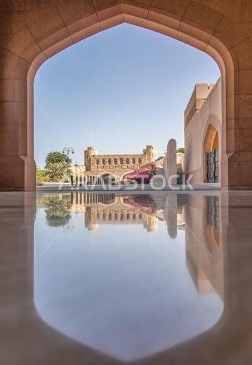 مسقط، سلطنة عمان - عاصمة سلطنة عمان وأكبر مدنها من حيث عدد السكان، تعرض مسقط بعض الأمثلة الرائعة للعمارة الإسلامية.
