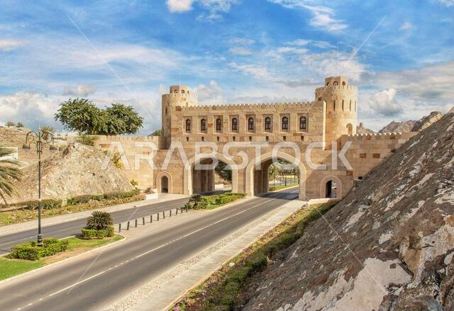 مسقط، سلطنة عمان - عاصمة سلطنة عمان وأكبر مدنها من حيث عدد السكان، تعرض مسقط بعض الأمثلة الرائعة للعمارة الإسلامية.