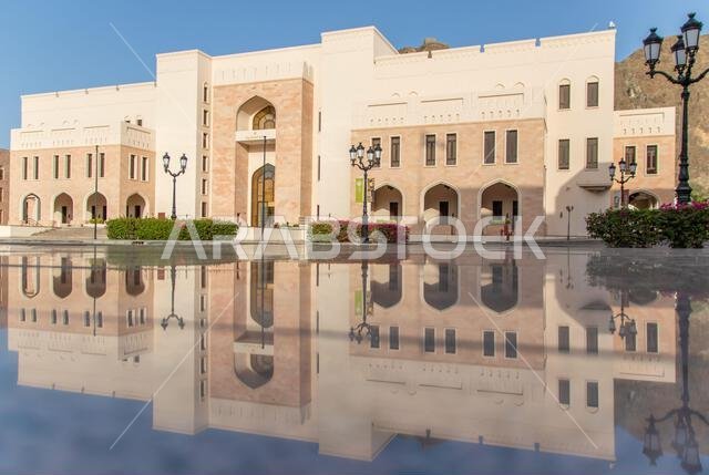 مسقط، سلطنة عمان - عاصمة سلطنة عمان وأكبر مدنها من حيث عدد السكان، تعرض مسقط بعض الأمثلة الرائعة للعمارة الإسلامية.