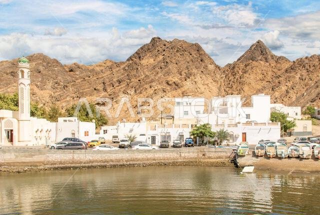 مسقط، عُمان - عاصمة عُمان وأكبر مدنها من حيث عدد السكان، تتميز مسقط بشاطئ رائع، خاصة في الضواحي المحيطة بكورنيش مطرح.