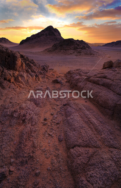 صورة ابداعية للمناطق الصحراوية في المملكة العربية السعودية اثناء غروب الشمس، الجبال الصخرية، الطبيعة الصحراوية في السعودية، مناظر طبيعية خلابة، السياحة في السعودية