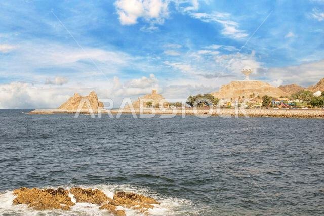 مسقط، عُمان - عاصمة عُمان وأكبر مدنها من حيث عدد السكان، تتميز مسقط بشاطئ رائع، خاصة في الضواحي المحيطة بكورنيش مطرح.