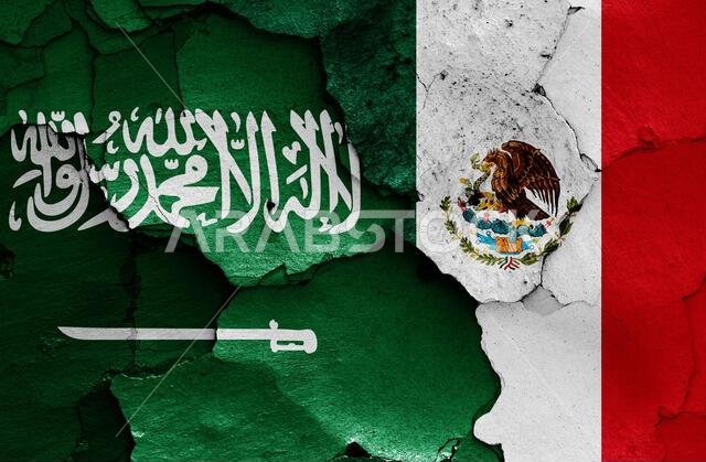 أعلام المملكة العربية السعودية والمكسيك مرسومة على جدار متصدع