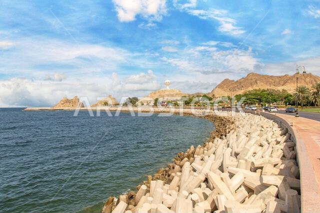 مسقط، عُمان - عاصمة عُمان وأكبر مدنها من حيث عدد السكان، تتميز مسقط بشاطئ رائع، خاصة في الضواحي المحيطة بكورنيش مطرح.