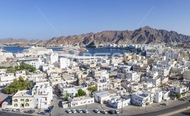مسقط، عُمان - عاصمة عُمان وأكبر مدنها من حيث عدد السكان، تتميز مسقط بشاطئ رائع، خاصة حول كورنيش مطرح والمدينة القديمة