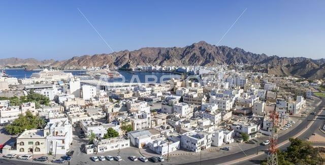 مسقط، عُمان - عاصمة عُمان وأكبر مدنها من حيث عدد السكان، تتميز مسقط بشاطئ رائع، خاصة حول كورنيش مطرح والمدينة القديمة