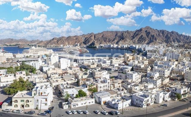مسقط، عُمان - عاصمة عُمان وأكبر مدنها من حيث عدد السكان، تتميز مسقط بشاطئ رائع، خاصة حول كورنيش مطرح والمدينة القديمة