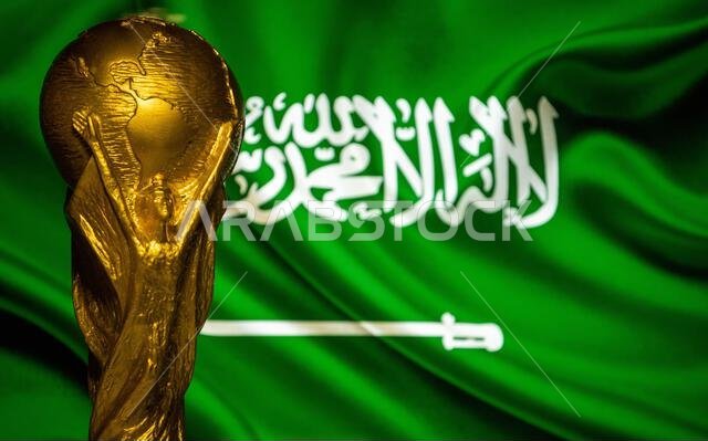 6 أكتوبر 2021 الرياض، المملكة العربية السعودية. كأس العالم لكرة القدم على خلفية علم المملكة العربية السعودية.
