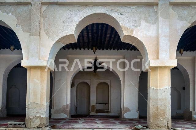 منظر داخلي لميناء العقير التاريخي القديم في المملكة العربية السعودية.