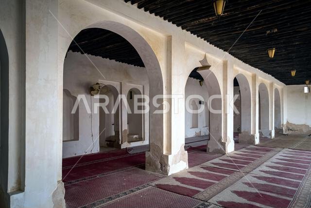منظر داخلي لميناء العقير التاريخي القديم في المملكة العربية السعودية.