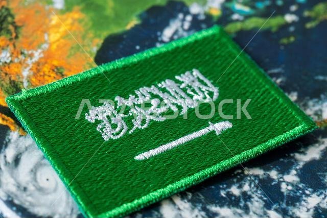 علم المملكة العربية السعودية على خلفية العالم، المفهوم، أسعار النفط العالمية وسياسة أكبر مُصدِّر للنفط في العالم