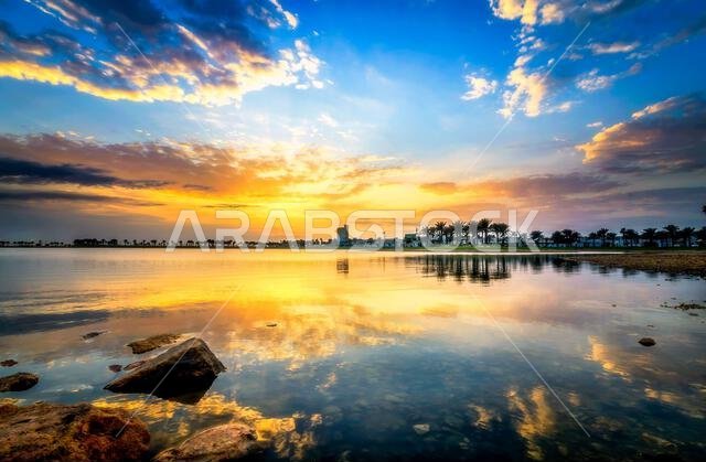 منظر شروق الشمس الجميل في بحيرة مدن - الدمام، المملكة العربية السعودية.