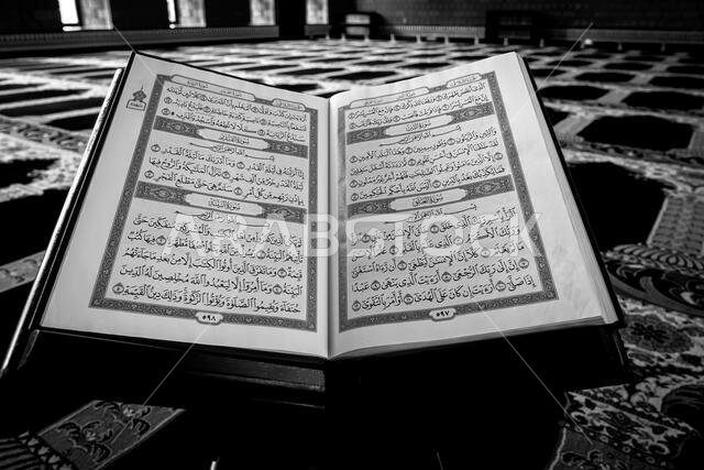 المصحف الشريف داخل المسجد، نسخة بالأبيض والأسود. تم التقاط الصورة في مسجد الدمام، المملكة العربية السعودية.