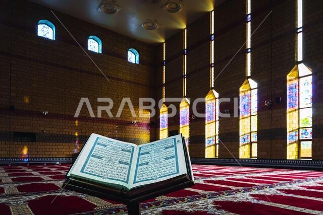 المصحف الشريف داخل المسجد. تم التقاط الصورة في مسجد الدمام، المملكة العربية السعودية