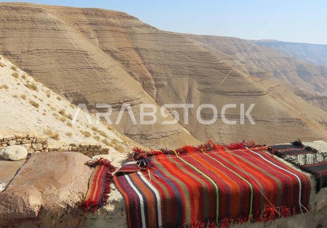 بيع السجاد والمنسوجات في الصحراء والجبال الرملية في الخلفية
