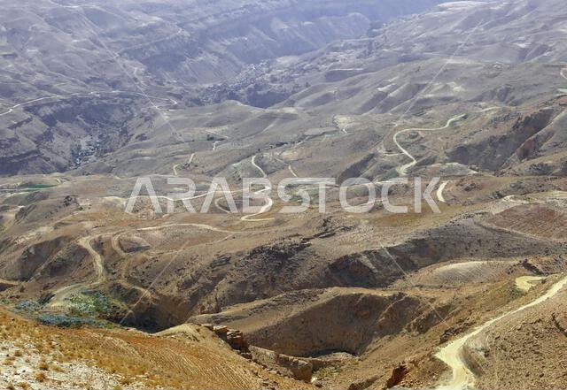 طريق متعرج يمر عبر المنحدرات الجبلية والصحراء في مناطق الشرق الأوسط الواقعة بين أوروبا وآسيا