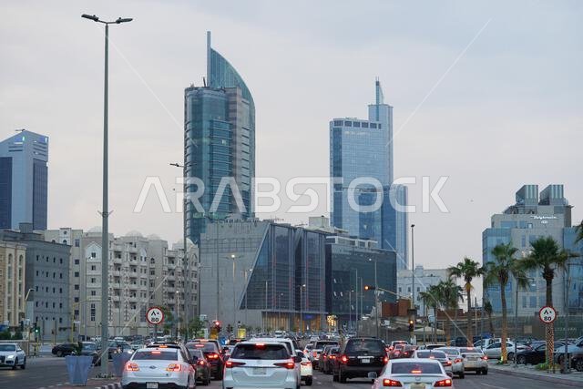 مدينة الخبر، منظر صباحي من إشارة مرور، مع ناطحات سحاب ومواقع بناء. مدينة الخبر، المملكة العربية السعودية