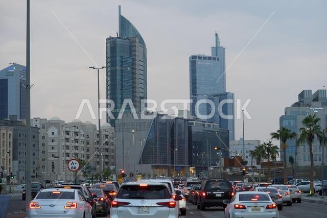 مدينة الخبر، منظر صباحي من إشارة مرور، مع ناطحات سحاب ومواقع بناء. مدينة الخبر، المملكة العربية السعودية