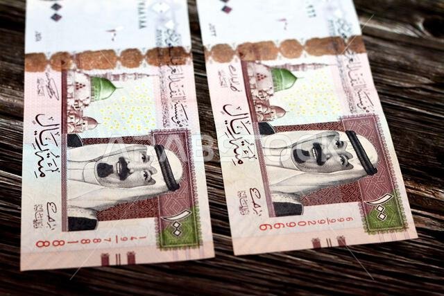 الوجه الأمامي لعملة المملكة العربية السعودية فئة 100 ريال سعودي، وهي عبارة عن ورقة نقدية نقدية تحمل صورة الملك عبد الله بن عبد العزيز، والنبي محمد صلى الله عليه وسلم، وجزيرة المسجد النبوي الشريف.