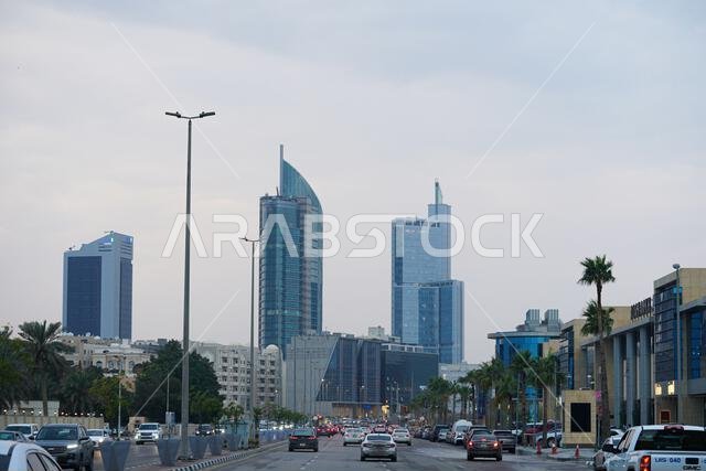 مدينة الخبر، منظر صباحي من إشارة مرور، مع ناطحات سحاب ومواقع بناء. مدينة الخبر، المملكة العربية السعودية