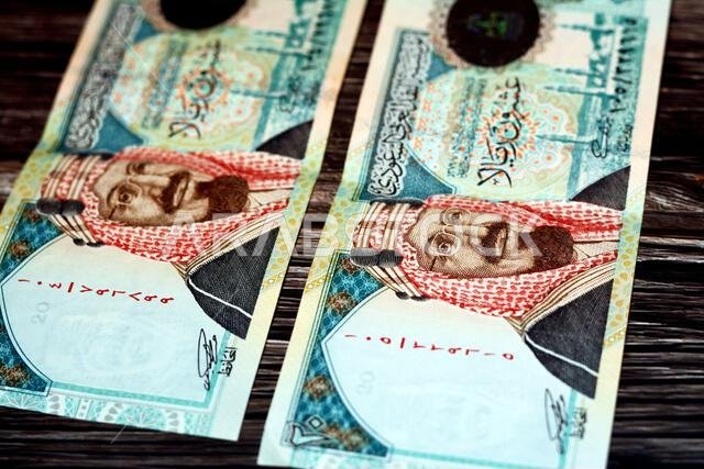 الوجه الأمامي للورقة النقدية السعودية فئة 20 ريالاً سعودياً، والتي تحمل صورة الملك عبد العزيز آل سعود ومسجد قباء في المدينة المنورة.