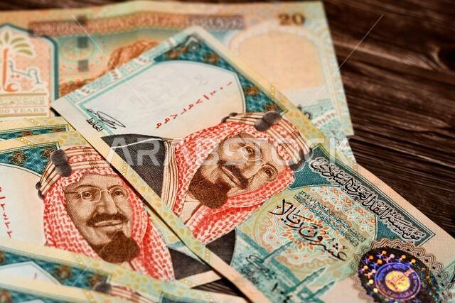 ورقة نقدية سعودية من فئة 20 ريالاً سعودياً، تحمل صورة الملك عبد العزيز آل سعود، ومسجد قباء في المدينة المنورة، وجبل النور. ورقة نقدية سعودية من فئة 20 ريالاً سعودياً، تحمل صورة الملك عبد العزيز آل سعود، ومسجد قباء في المدينة المنورة، وجبل النور.