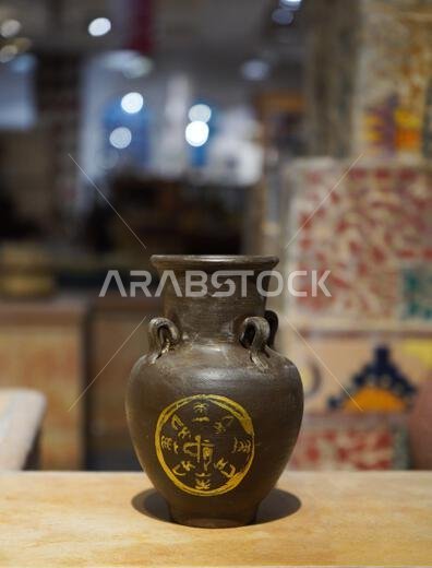 تُعرض قطع الفخار، والمزهرية، وإبريق من الطين البني، ويوم تأسيس المملكة العربية السعودية بشكل منفصل في متحف للتراث السعودي. تُعرض قطع الفخار، والمزهرية، وإبريق من الطين البني، ويوم تأسيس المملكة العربية السعودية بشكل منفصل في متحف للتراث السعودي.