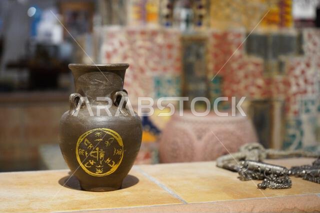 تُعرض قطع الفخار، والمزهرية، وإبريق من الطين البني، ويوم تأسيس المملكة العربية السعودية بشكل منفصل في متحف للتراث السعودي.