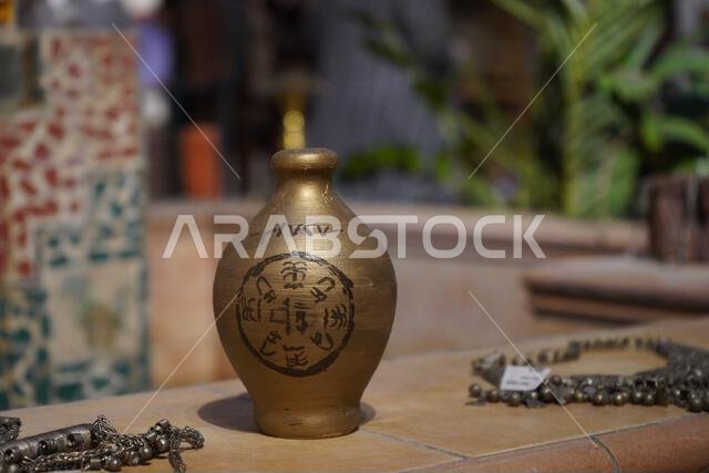 تُعرض قطع الفخار، والمزهرية، وإبريق من الطين البني، ويوم تأسيس المملكة العربية السعودية بشكل منفصل في متحف للتراث السعودي.
